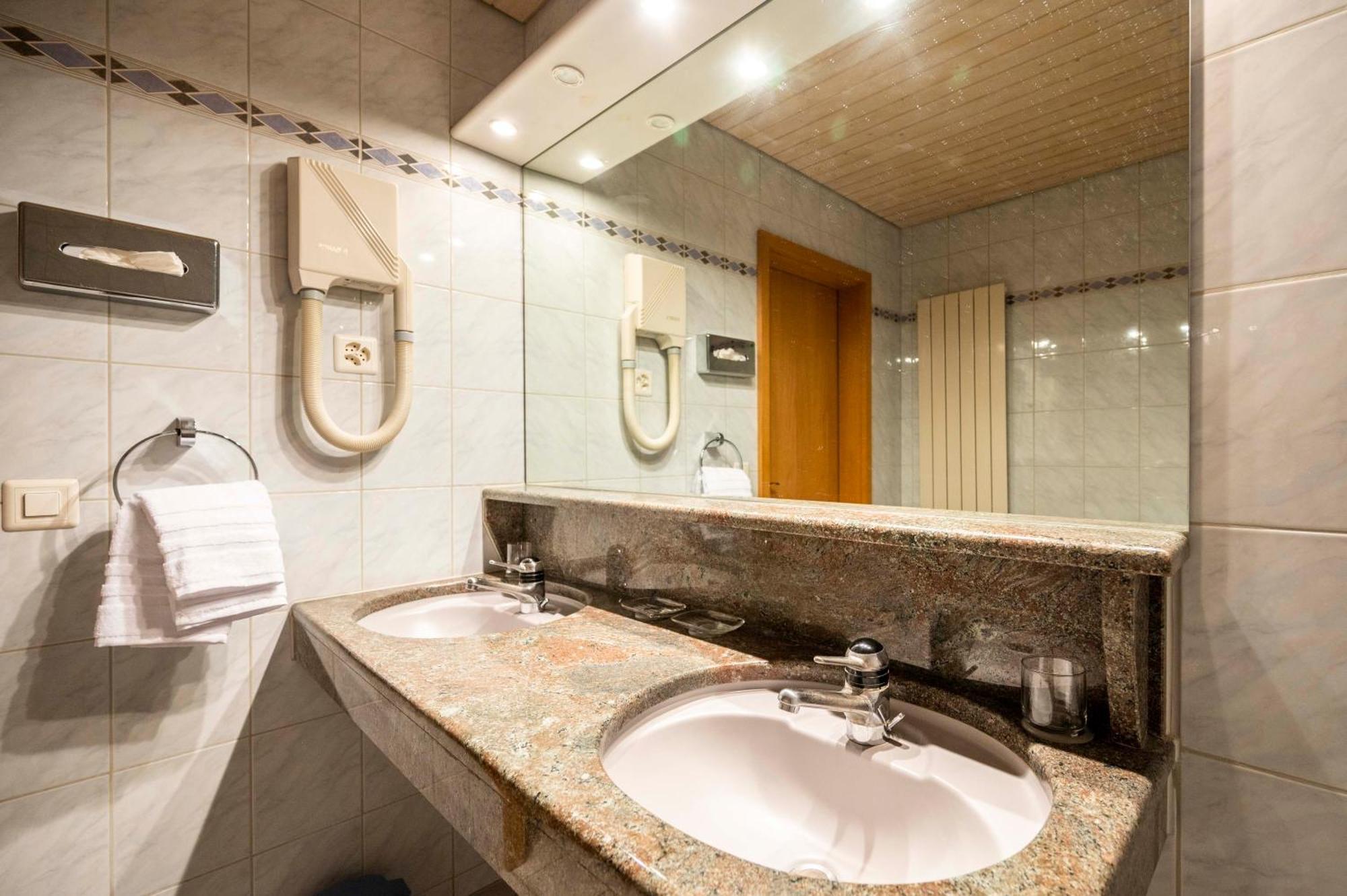 Hotel Restaurant Krone Aarberg Екстер'єр фото
